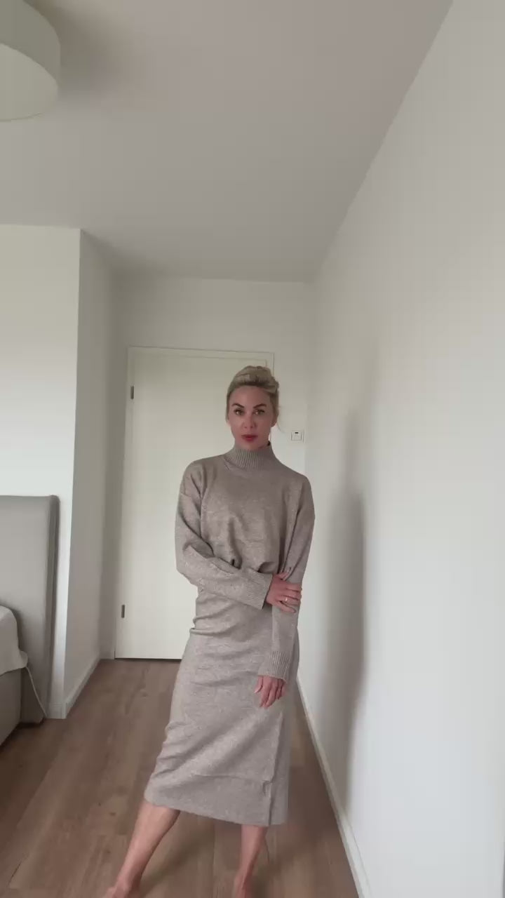 Lamibelle trägt hier unser Turtelneck Pullover mit passendem Wollrock
