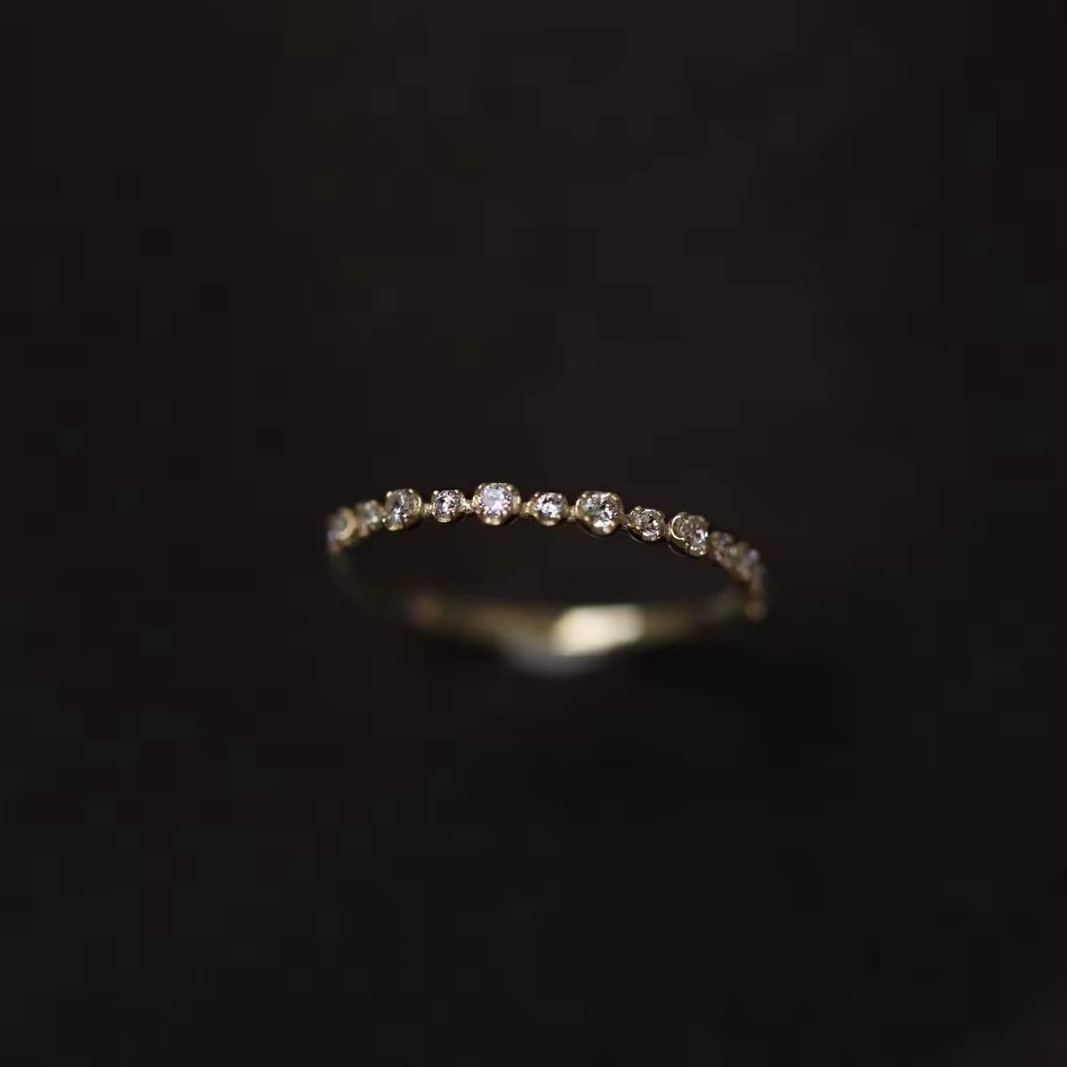 Ring Sparkle Line – Feiner 14K Goldring mit filigranen Zirkonia