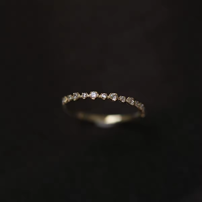 Ring Sparkle Line – Feiner 14K Goldring mit filigranen Zirkonia