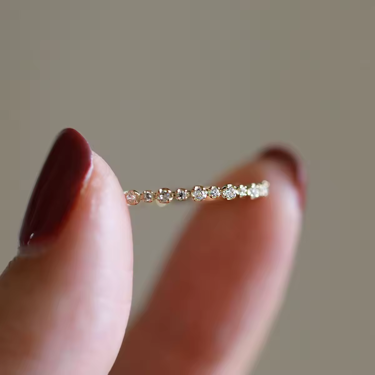 Ring Sparkle Line – Feiner 14K Goldring mit filigranen Zirkonia