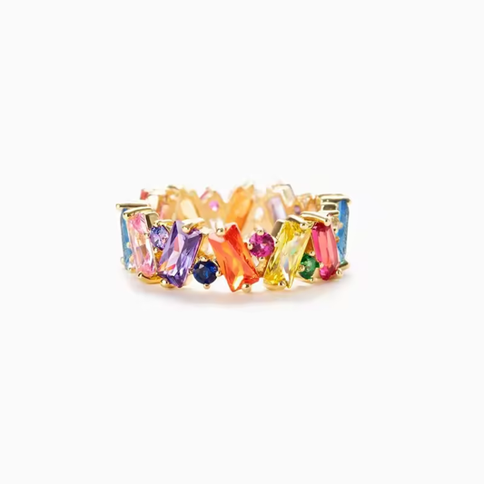 Vergoldeter Ring mit bunten, unterschiedlich geformten Zirkonia-Steinen – modischer Statement-Schmuck

