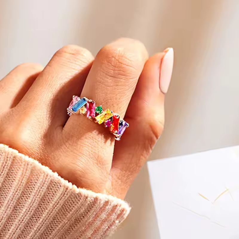 Vergoldeter Ring mit bunten, unterschiedlich geformten Zirkonia-Steinen – modischer Statement-Schmuck

