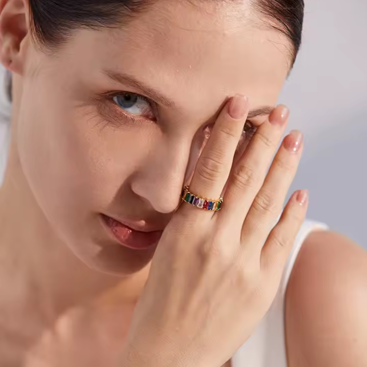 Vergoldeter Ring mit bunten Kristallen in Regenbogenfarben – funkelnder Statement-Schmuck 