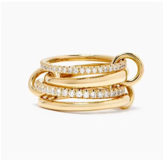 Vergoldeter Damenring in eingedrehter Spiralform mit funkelnden Zirkonia-Steinen – moderner Statement-Schmuck