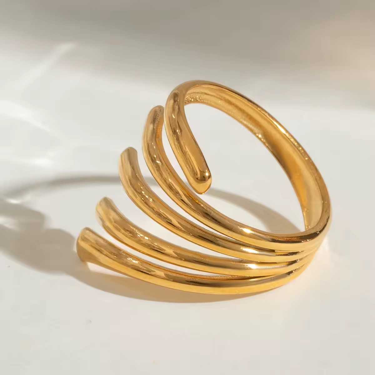 Vergoldeter Spiralring mit festem, geschwungenem Design – stilvolles Schmuckstück für elegante Looks.