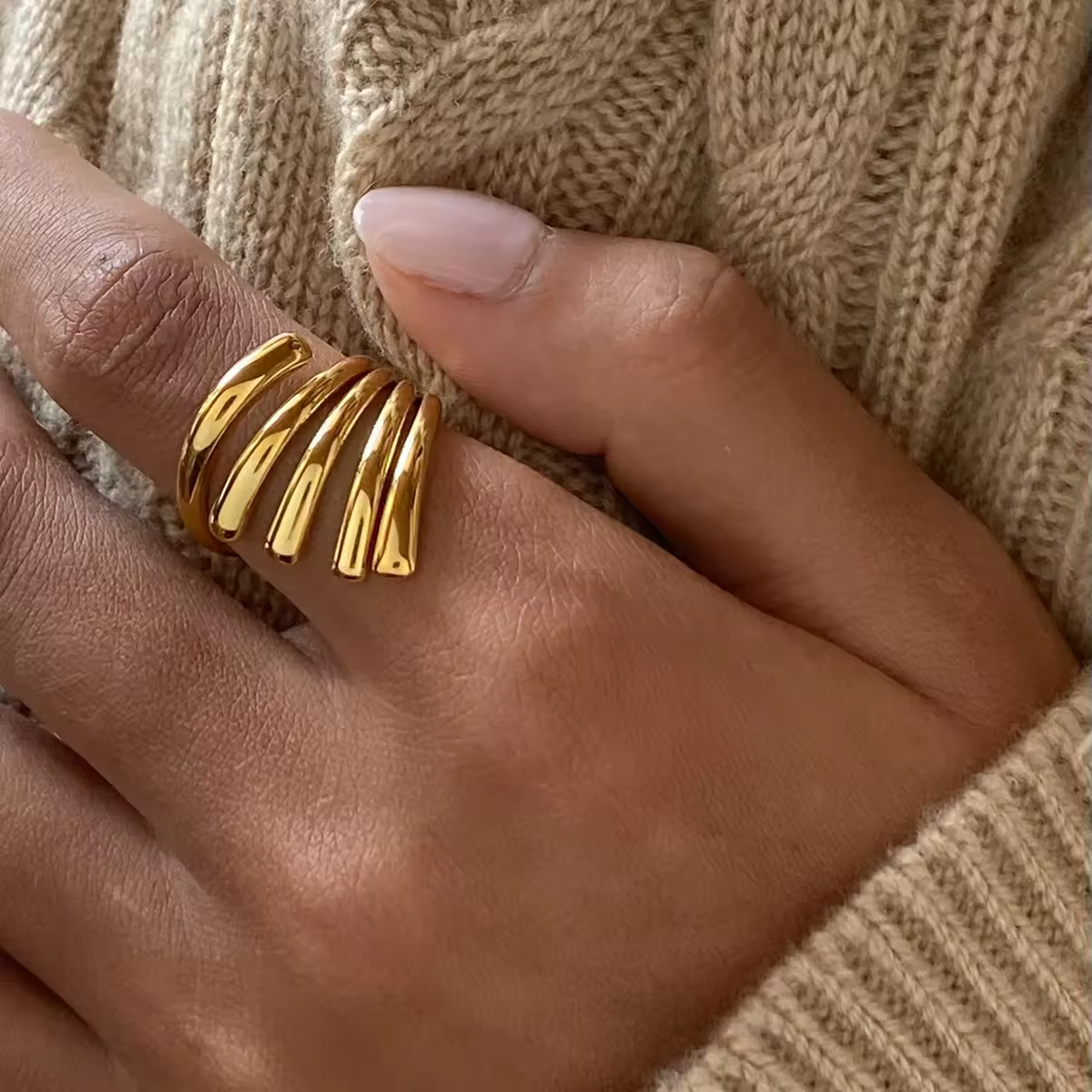 Vergoldeter Spiralring mit festem, geschwungenem Design – stilvolles Schmuckstück für elegante Looks.