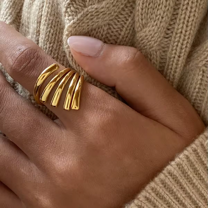 Vergoldeter Spiralring mit festem, geschwungenem Design – stilvolles Schmuckstück für elegante Looks.