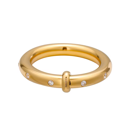 Goldener Ring mit kleinen eingearbeiteten Zirkonia-Steinen, glänzendes Finish, elegantes minimalistisches Design auf weißem Hintergrund