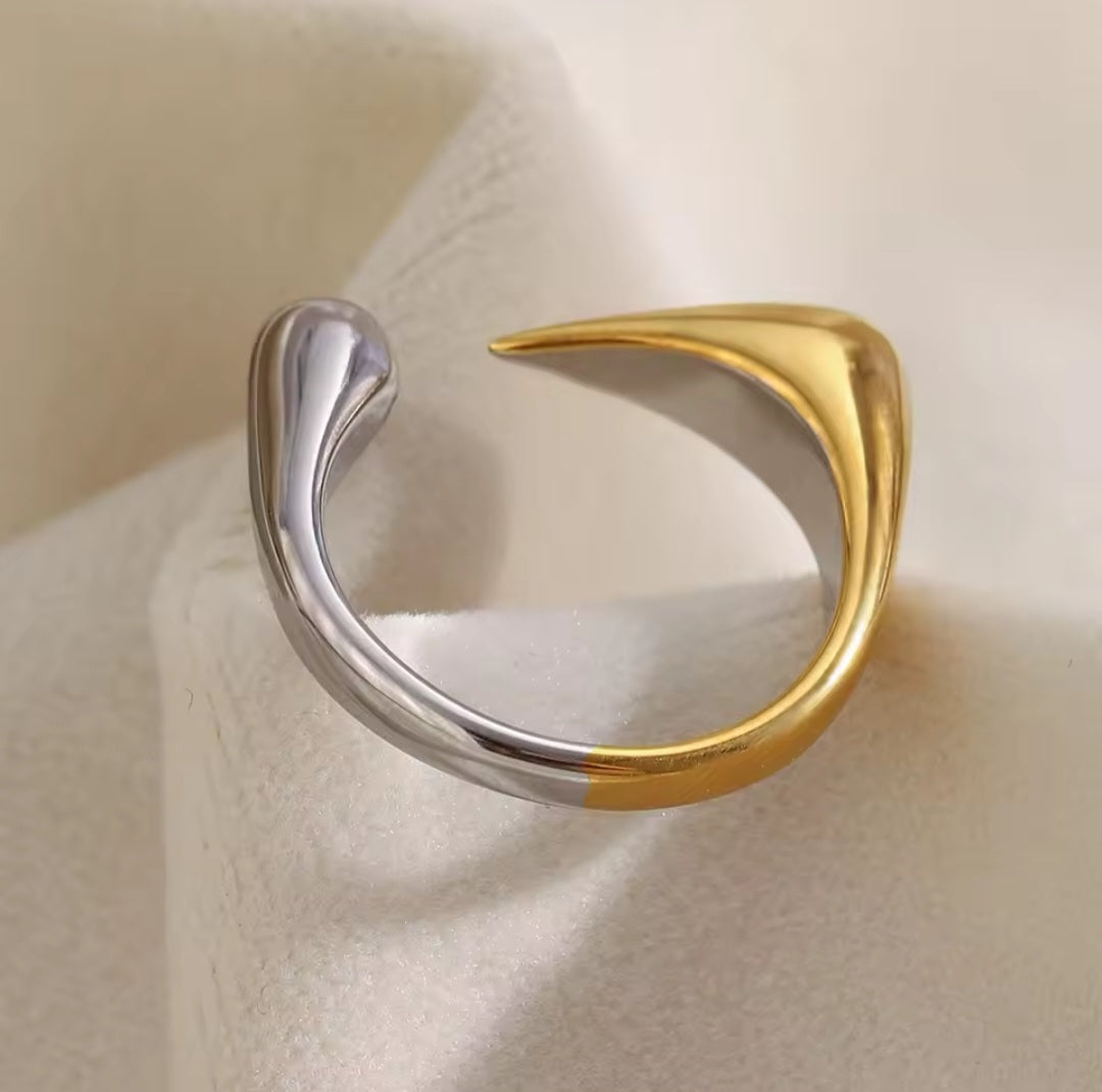 Bicolor-Ring aus Edelstahl in Silber und 18K Gold mit modernem Design“
