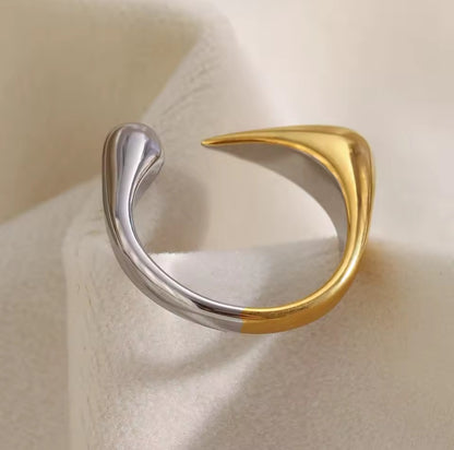 Bicolor-Ring aus Edelstahl in Silber und 18K Gold mit modernem Design“
