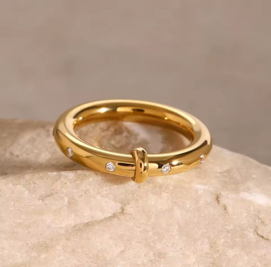 Eleganter goldener Ring mit funkelnden Zirkonia-Akzenten