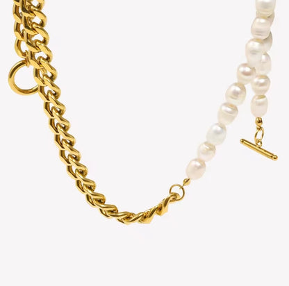 „Detailaufnahme der Perlen-Gold Halskette mit 18K PVD-Vergoldung“
