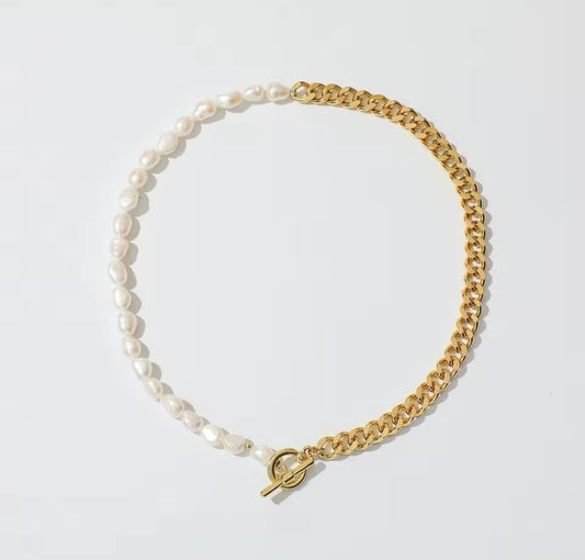 „Halskette mit Süßwasserperlen und goldener Edelstahlkette auf Stoffuntergrund“