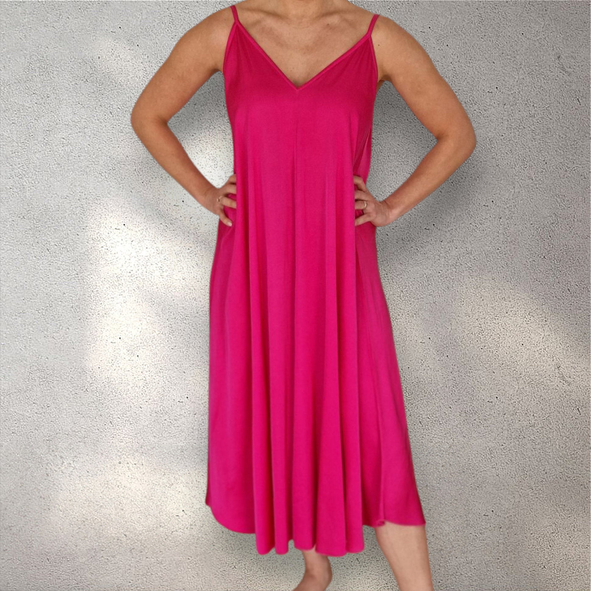 Pinkes Spaghettiträgerkleid für den Sommer
