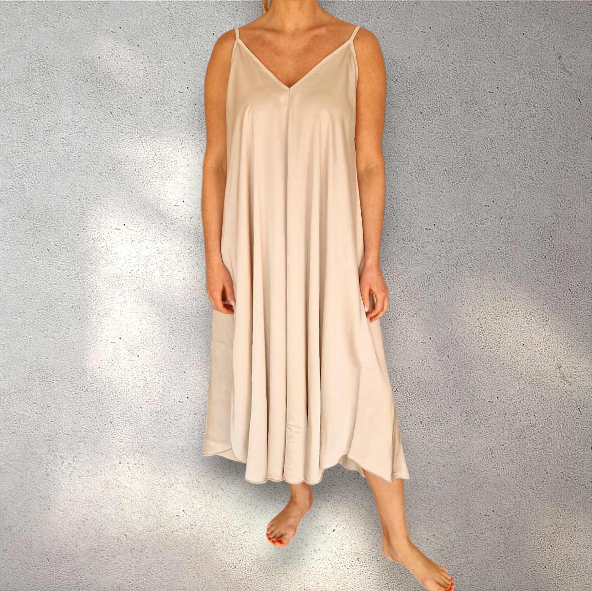 Beiges luftiges Maxikleid mit V-Ausschnitt