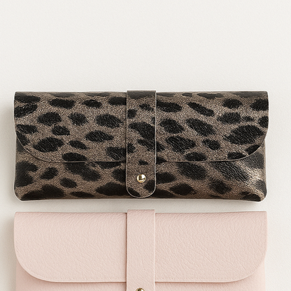 Luxuriöses Brillenetui aus echtem Leder im Leo-Print mit goldenem Knopf