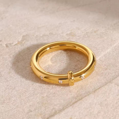 Eleganter goldener Ring mit funkelnden Zirkonia-Akzenten