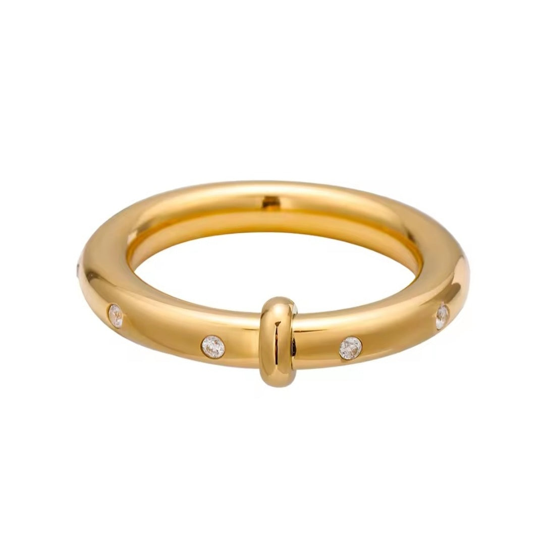 Eleganter goldener Ring mit funkelnden Zirkonia-Akzenten