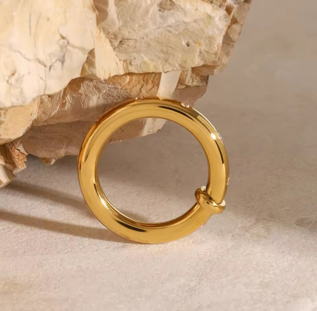 Eleganter goldener Ring mit funkelnden Zirkonia-Akzenten