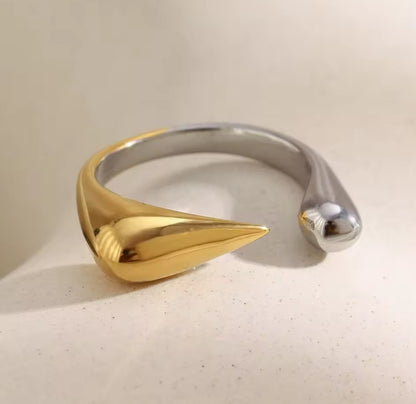 „Bicolor-Ring aus Edelstahl in Silber und 18K Gold mit modernem Design“

