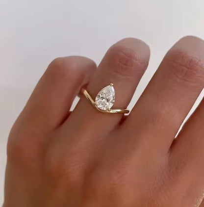 ✨ Minimalistischer V Zirkonia Ring, aus 925 Sterling Silber, vergoldet