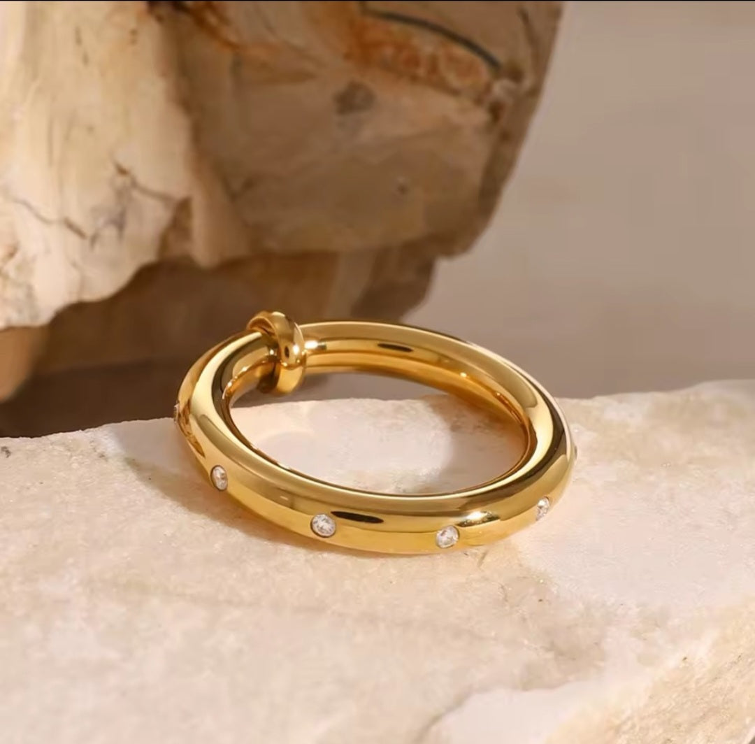 Eleganter goldener Ring mit funkelnden Zirkonia-Akzenten
