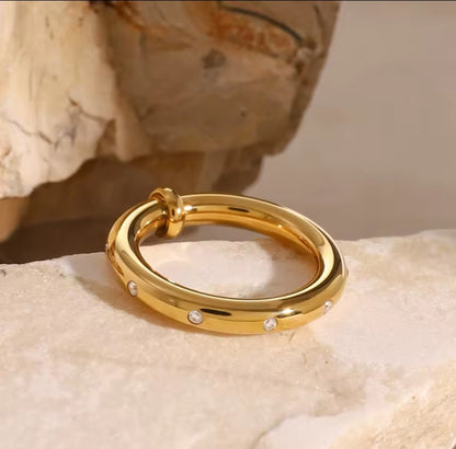 Eleganter goldener Ring mit funkelnden Zirkonia-Akzenten