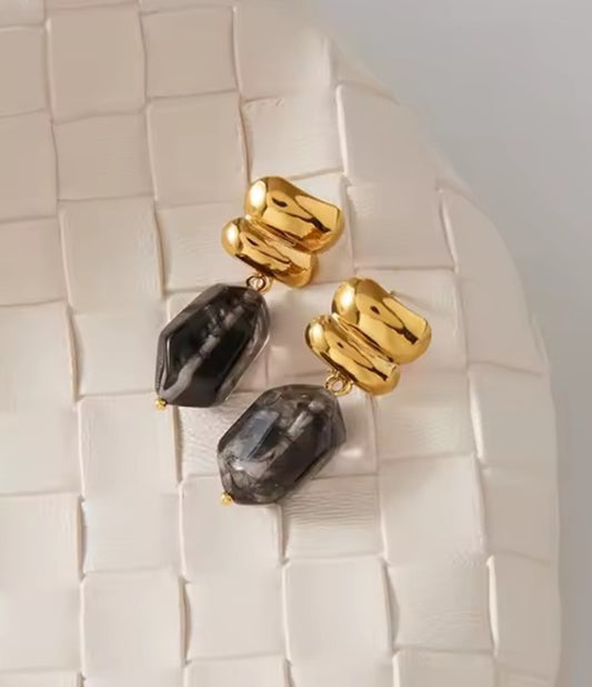 Goldene Statement-Ohrringe mit schwarzem Marmor-Tropfen – Edelstahl