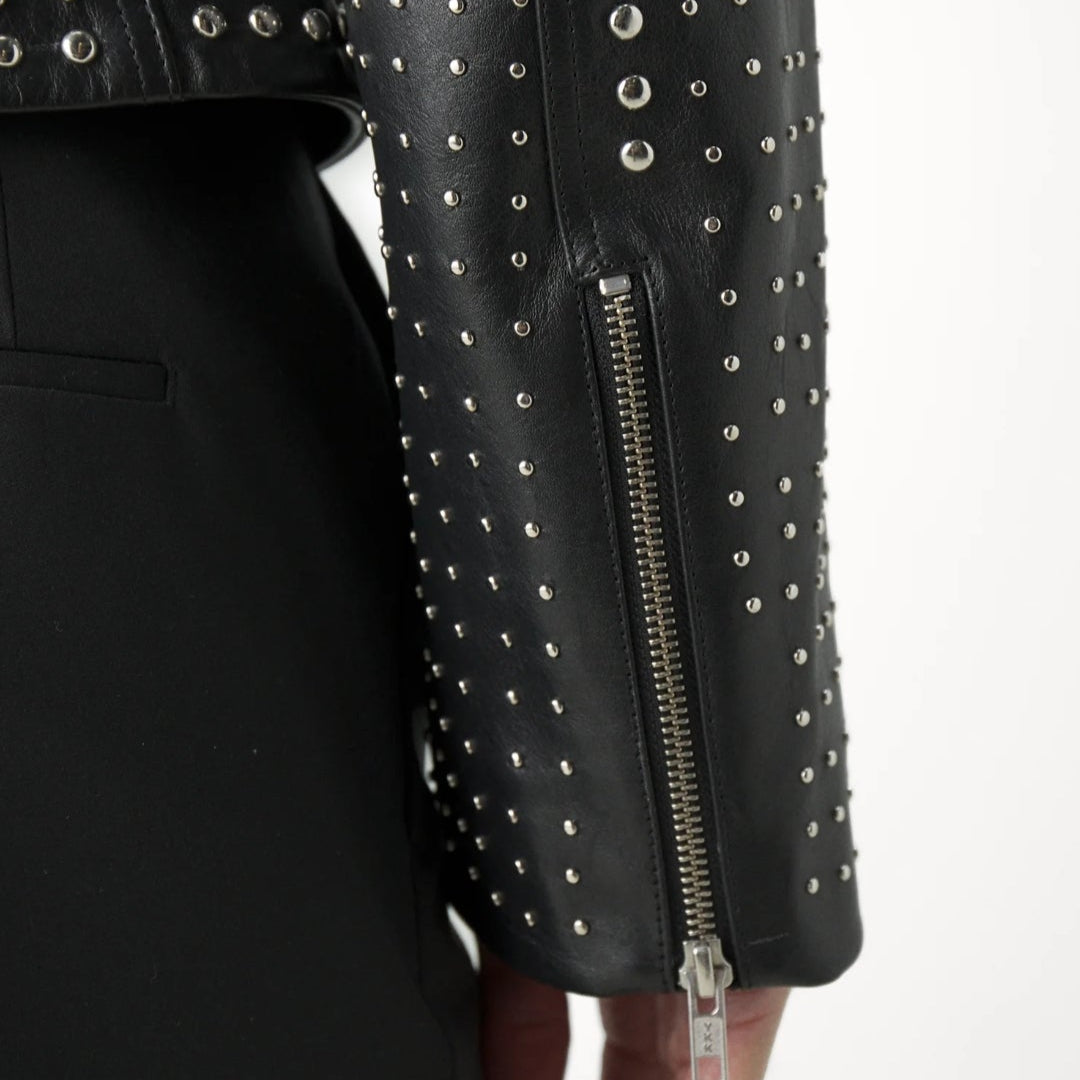 „Schwarze Lederjacke mit metallischen Nieten und Herz-Applikationen, Reißverschluss vorne, Slim-Fit-Schnitt und verlängertem Kragen“