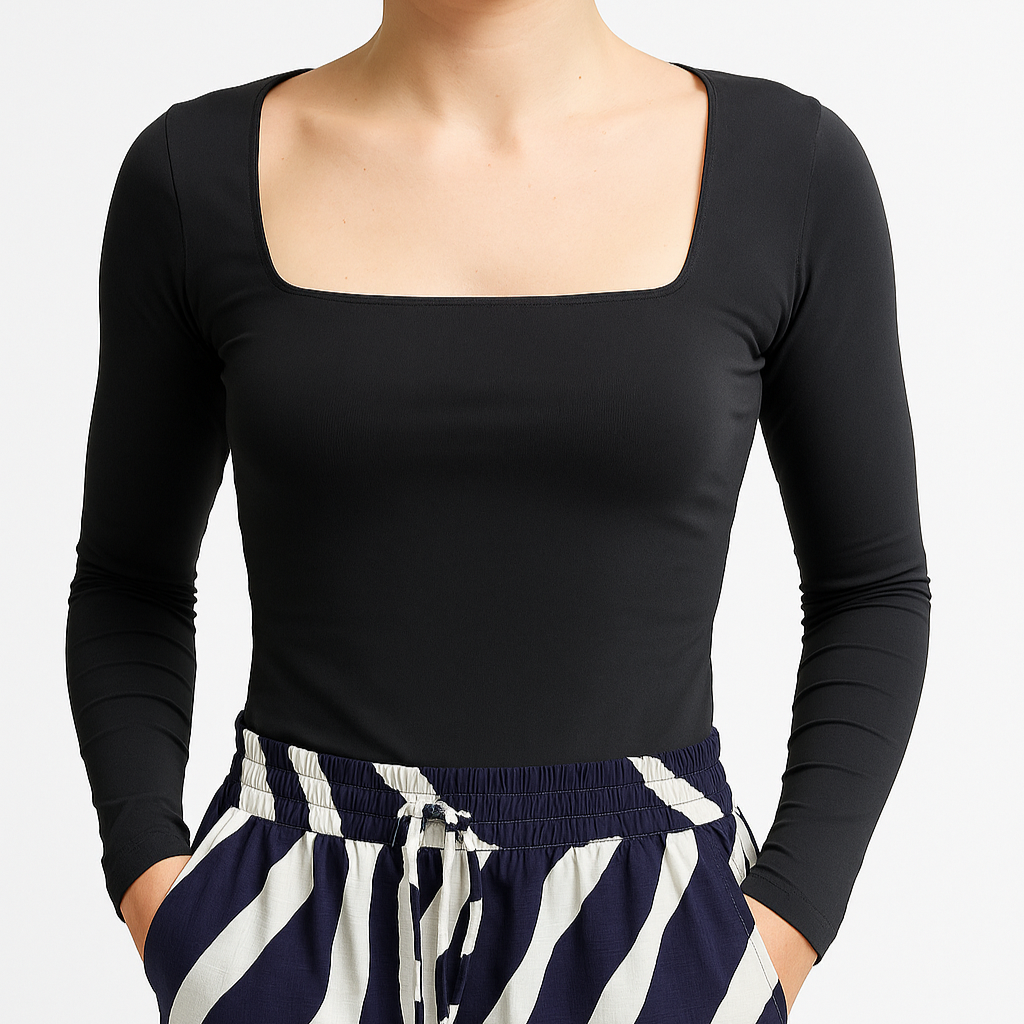 Schwarzes Damen Langarmshirt mit eckigem Ausschnitt und figurbetontem Schnitt, kombiniert mit einer gemusterten Hose