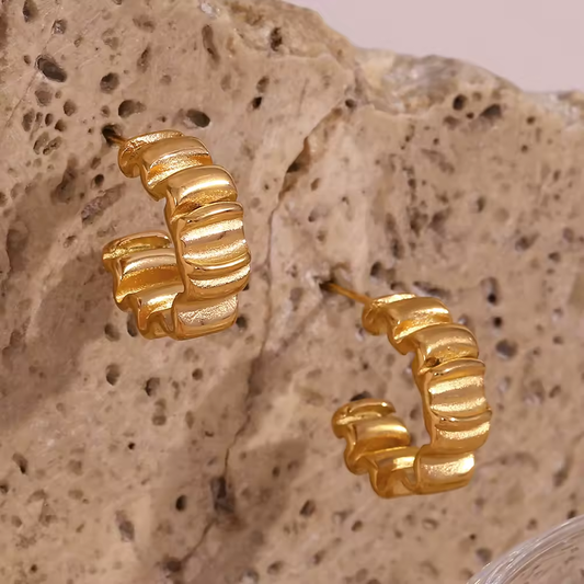 Kleine Creolen aus Edelstahl mit PVD 18K Goldbeschichtung, Falten-Textur, moderner Look für Damen, anlaufbeständig und hypoallergen