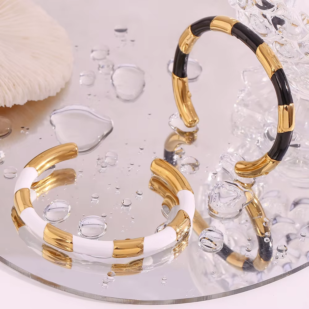 Armreif mit weiß-goldenem Design