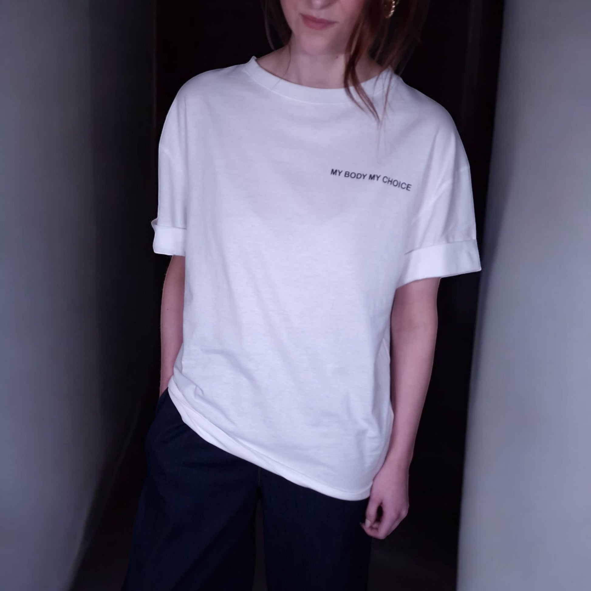 Minimalistisches weißes T-Shirt mit 'My Body My Choice'-Aufdruck, 100 % Baumwolle, lockere Passform, ideal für Damen.