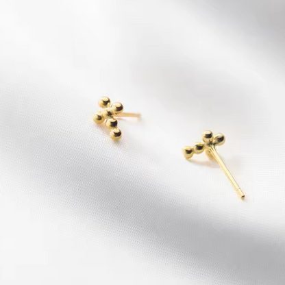 Minimalistische Ohrstecker in Kreuzform aus kleinen Kugeln – perfekt zur Kommunion